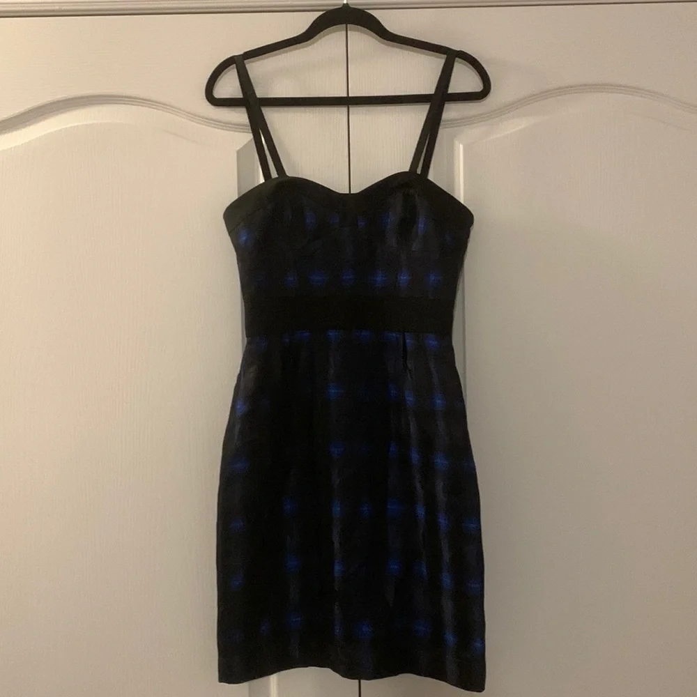 EUC silk blend Diane Von Furstenberg dress - Picture 2 of 12